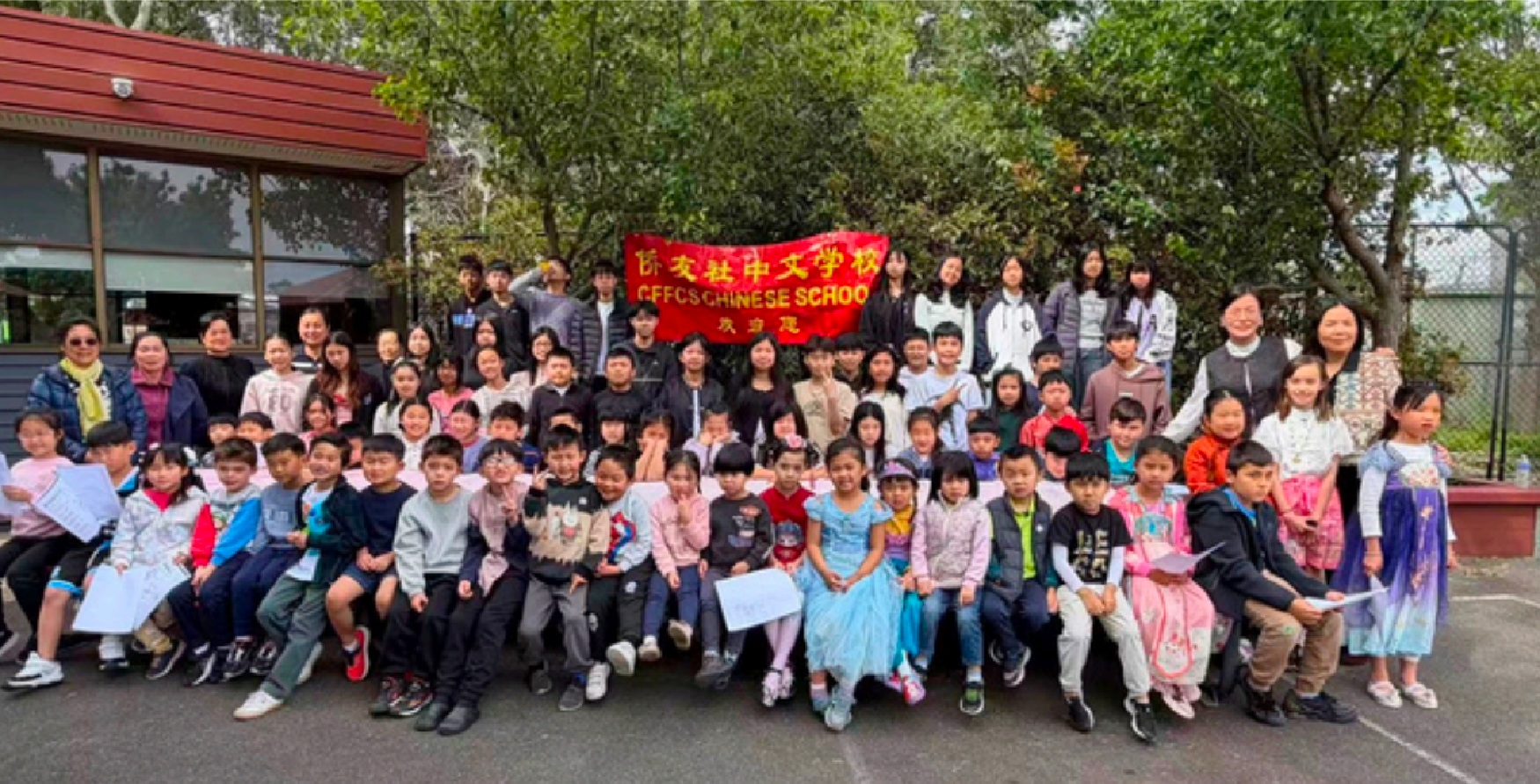 侨友社中文学校师生户外合照